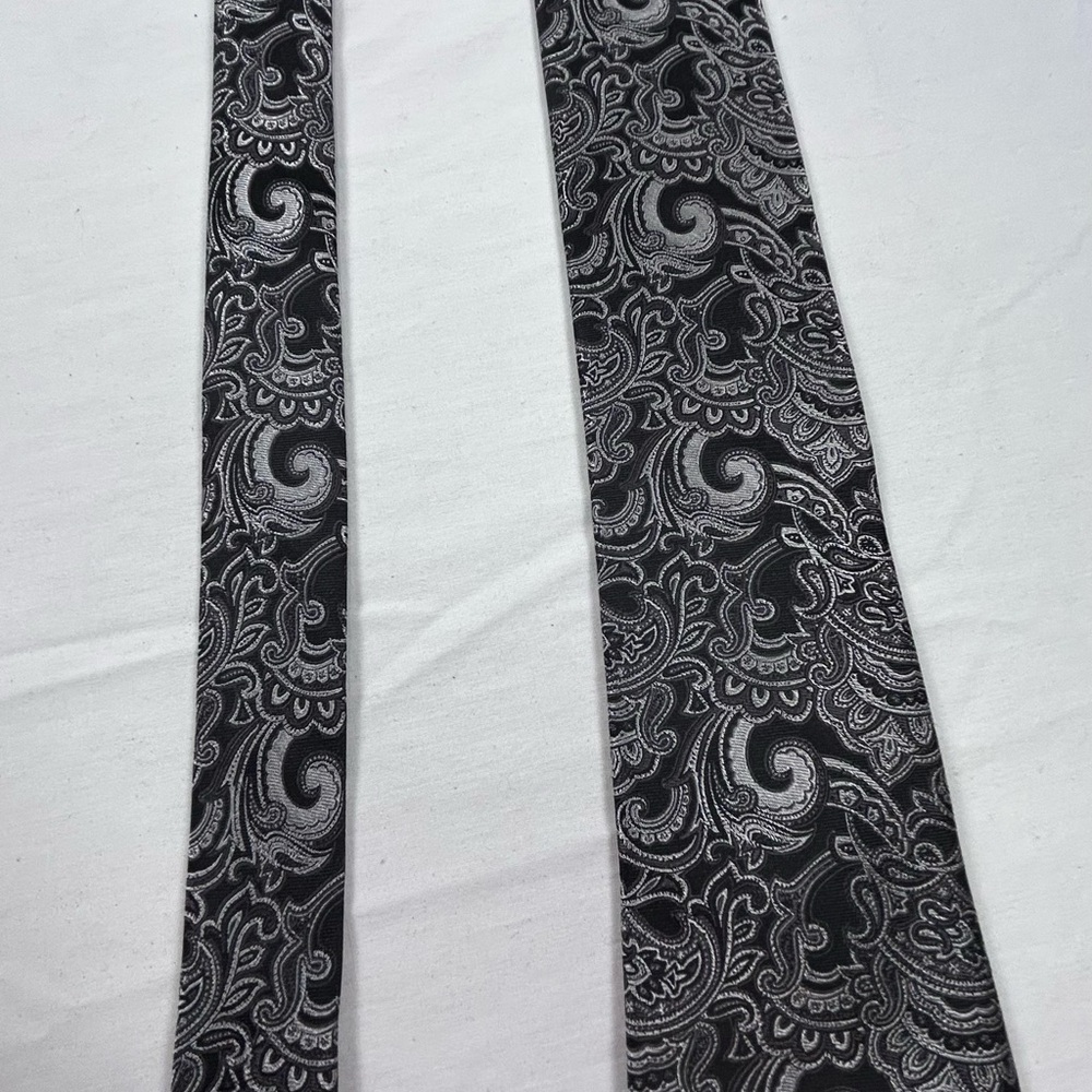 Izod Black and‎ Silver Paisley Tie - Picture 7 of 7